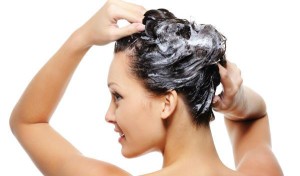 Esfoliação no couro cabeludo estimula o crescimento do cabelo