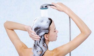 Lavar os cabelos todos os dias faz mal?