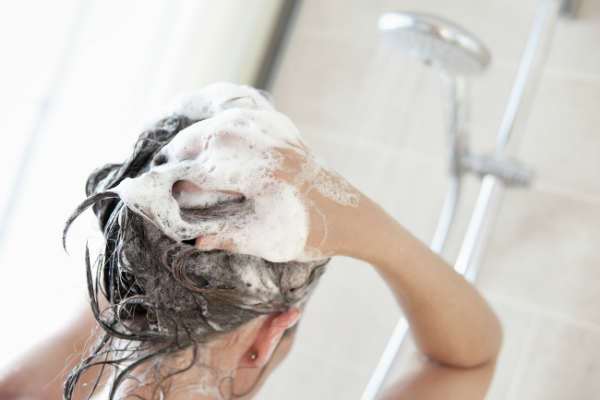 porque-os-cabelos-quebram-shampoo