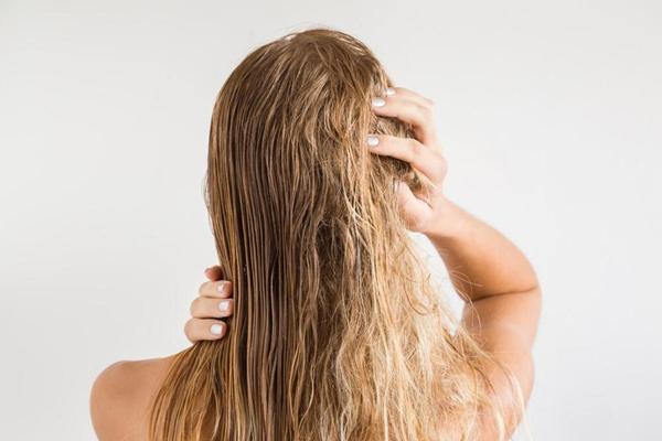 Como recuperar cabelos elásticos
